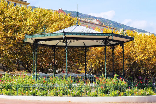 The Bastia bandstand in Corsica, nicknamed the Island of Beauty, was built in 1908. The octagonal metal frame consists of eight cast iron columns, which support wrought iron canopy supports
