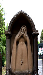 Dama religiosa rezando