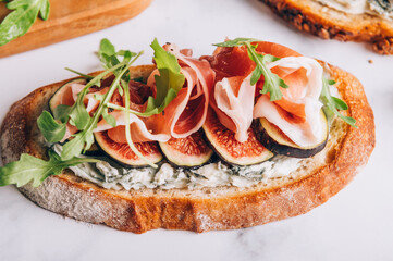 Open Sandwich with Prosciutto and Figs