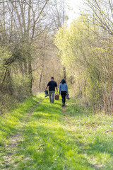 balade d'un jeune couple dans les bois dans un joli chemin avec un panier et des bottes