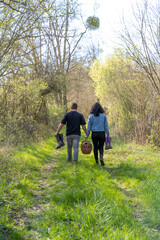 Fototapeta premium jeune couple se promenant dans un chemin forestier