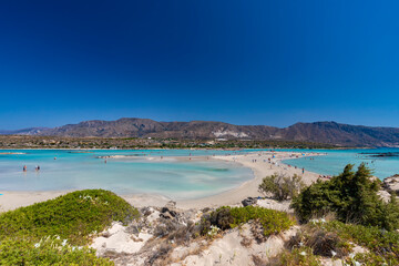 Piękna piaszczysta plaża z różowym piaskiem na Elafonisi, Kreta, Grecja. Malowniczy krajobraz ....