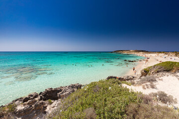 Piękna piaszczysta plaża z różowym piaskiem na Elafonisi, Kreta, Grecja. Malowniczy krajobraz ....