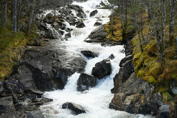 Am Langfossen in Norwegen, einer der höchsten Wasserfälle der Welt