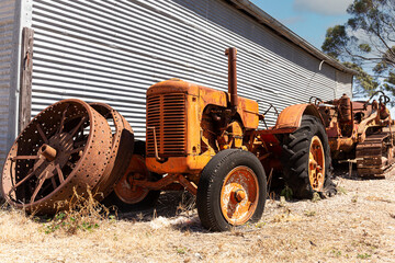 Verrosteter Traktor auf einer Farm © thosti57