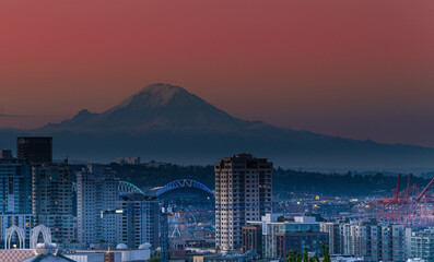 Naklejka premium Mount Rainer at Sunrise