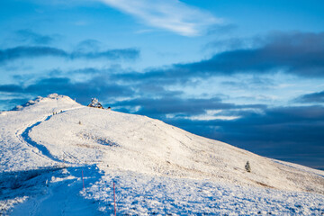 schronisko Chatka Puchatka Połonina Wetlińska Bieszczady Polska zima zachód słońca © sarns