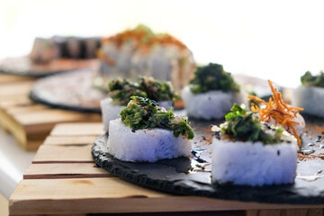 piezas de sushi comida peruana japonesa