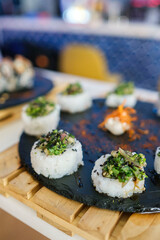 piezas de sushi con alga verde comida nikkei