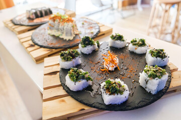 variedad de sushi comida nikkei 
