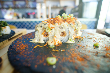 rollos de sushi comida nikkei