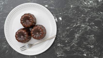 お皿の上のカヌレ