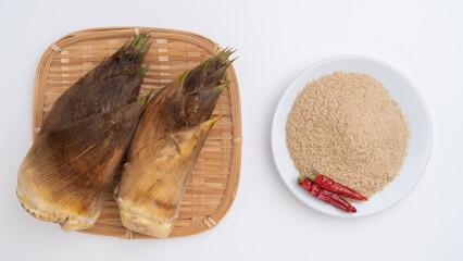 タケノコと米糠(こめぬか)と唐辛子｜あく抜きイメージ