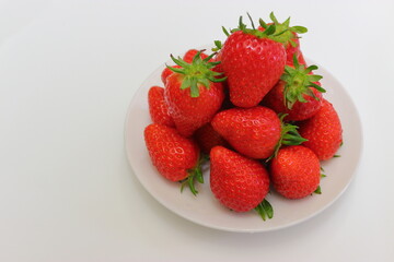 봄에 맛볼수 있는 제철과일, 맛있게 잘익은 딸기