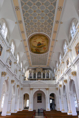 Innenansicht der Kath. Pfarrkirche St. Petrus und Paulus in Lauchheim im Ostalbkreis /...