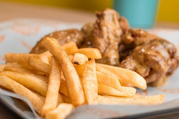 fotogrfia de papas fritas con alitas de pollo