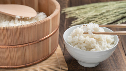 日本の食事｜茶碗に盛られたご飯と木製おひつと稲穂