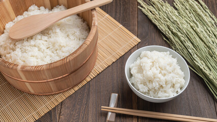 日本の食事｜茶碗に盛られたご飯と木製おひつと稲穂