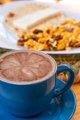 capuccino primer plano con huevo 