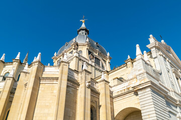 Obraz premium Cathedral church Catedral de Santa María la Real de la Almudena in front of the royal palace, Madrid spain