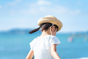 海辺を散歩する子供