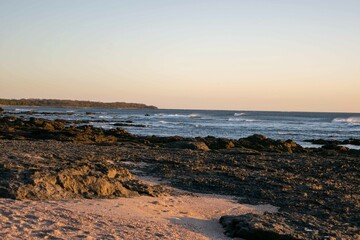 Atardecer en la playa con mar de fondo 