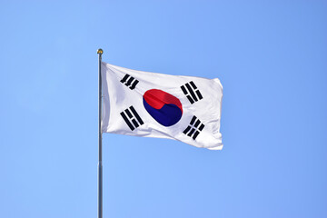 한국의 국기인 태극기가 힘차게 하늘에서 펄럭이고 있다.