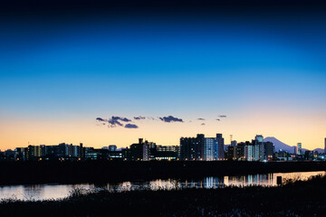 荒川河川敷から見た東京郊外の夕方の足立区の風景