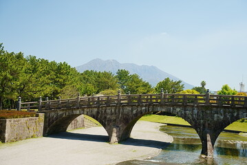 Fototapeta premium 石橋公園のアーチ橋から眺める桜島