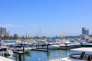 Fototapeta premium ゴールドコーストの港に停泊するヨット