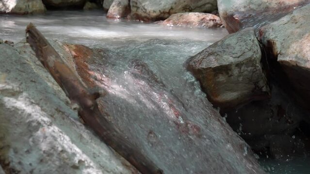 湧き出て流れる温泉の成分