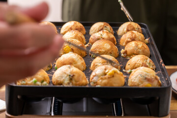 たこ焼きを焼く手　Japan