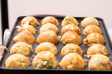 たこ焼きを焼く手　Japan