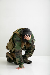 迷彩服を着た女性　camouflage