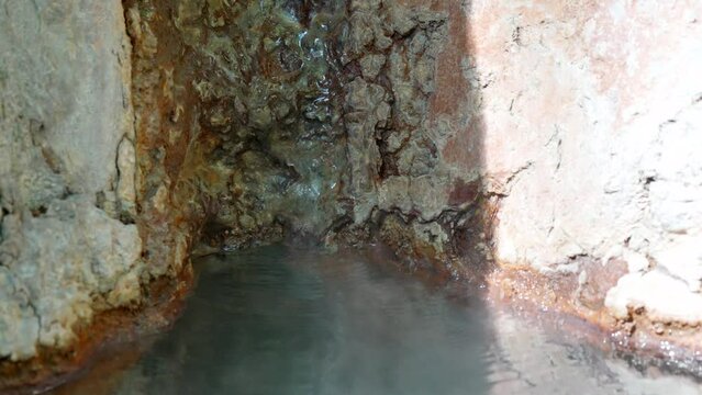 湯気が出ている霧島最古の岩風呂