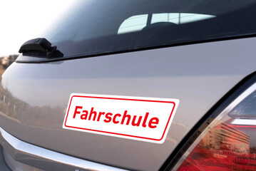 Nahaufnahme von einem Fahrschulauto 