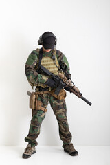 迷彩服を着て銃を構える男性　camouflage