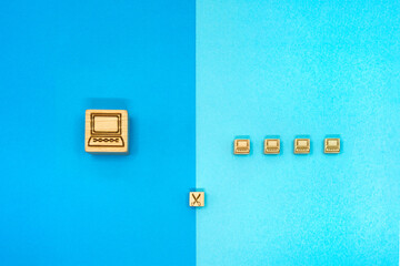 大きなパソコンをハサミで分割して仕事を分担するイメージの青い背景