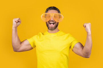 Naklejka premium glad party man in summer glasses on background. party man in summer glasses in studio.