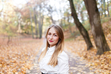 young blonde in the autumn park