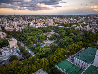 Obraz premium Beautiful aerial view to city buildings and green public square