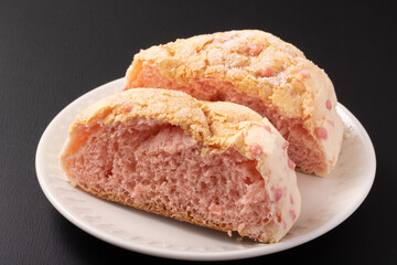 苺ミルクチョコチップ　メロンパン