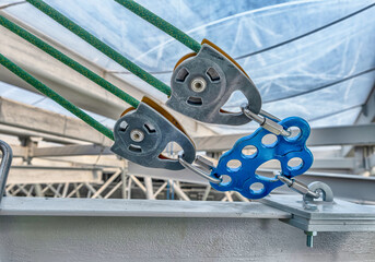 Load lifting system. Blocks rollers on a metal structure