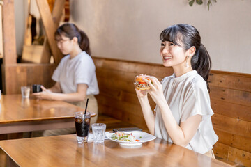 レストラン・カフェ・社員食堂でランチ・食事をするアジア人女性
