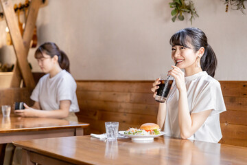 レストラン・カフェ・社員食堂でランチ・食事をするアジア人女性
