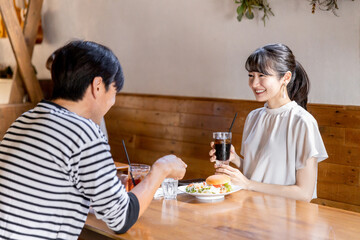 レストラン・飲食店・カフェでデートする男女
