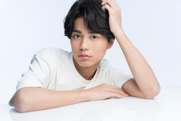 メンズビューティー /スキンケア /若いアジア人男性ポートレート	