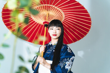 和傘を持つ浴衣の女性