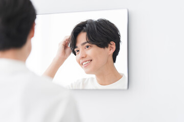 白髪ぼかしで暗めトーンを楽しむなら?沖縄県那覇市「VIM hair 小禄金城店」で叶える自然な美しさ