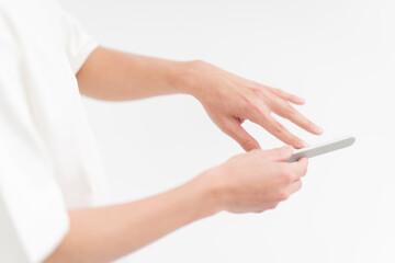 爪の手入れをしている男性の手元